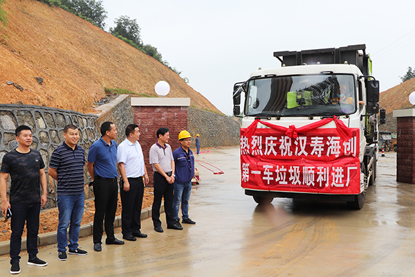 1630390027611289.jpg 2021.6.28首車?yán)樌M(jìn)場.JPG